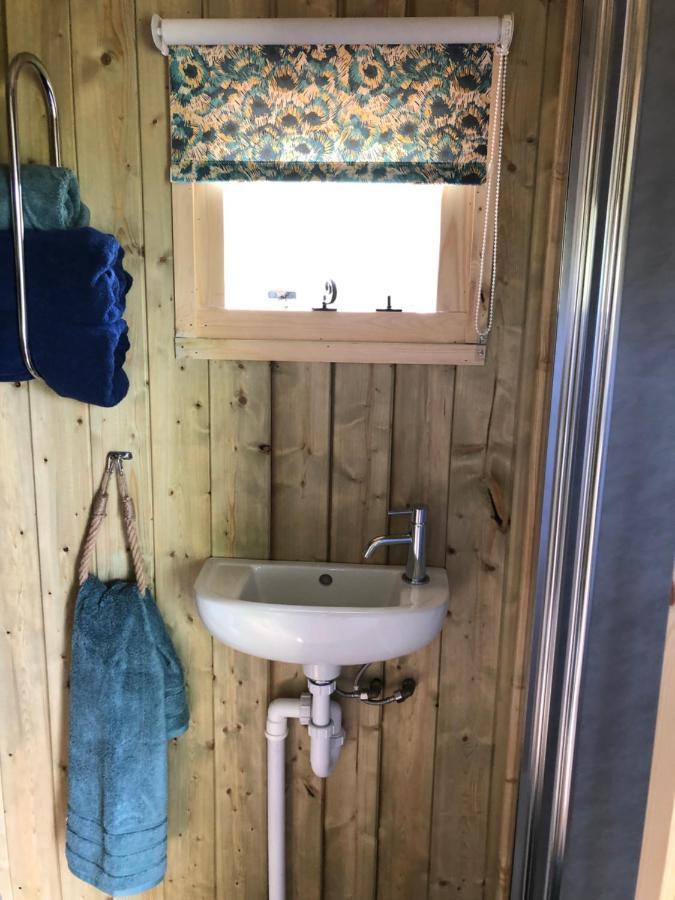קורוון The Peacock Shepherds Hut At Hafoty Boeth מראה חיצוני תמונה